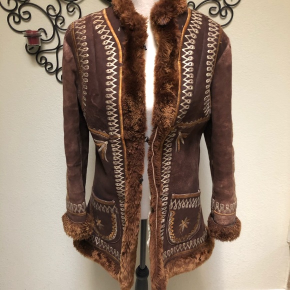 70’s GORGEOUS suede embroidered coat. - Picture 3 of 6